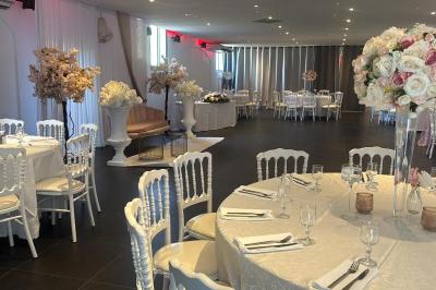 Miniature Location salle Roquevaire (Bouches-du-Rhône) - Nao Athéna #6 Table dressée avec vaisselle et fleurs bleues près d'une piscine entourée de dalles claires et de végétation.