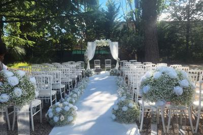 Miniature Location salle Roquevaire (Bouches-du-Rhône) - Nao Athéna #12 Table dressée avec vaisselle et fleurs bleues près d'une piscine entourée de dalles claires et de végétation.