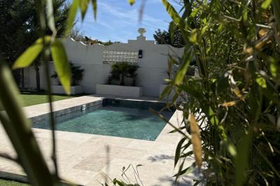 Miniature Location salle Roquevaire (Bouches-du-Rhône) - Nao Athéna #13 Table dressée avec vaisselle et fleurs bleues près d'une piscine entourée de dalles claires et de végétation.