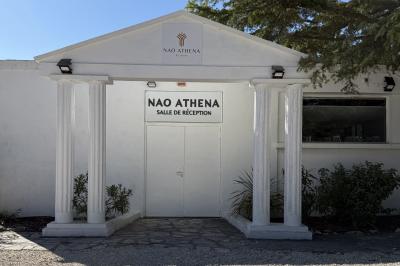 Miniature Location salle Roquevaire (Bouches-du-Rhône) - Nao Athéna #27 Table dressée avec vaisselle et fleurs bleues près d'une piscine entourée de dalles claires et de végétation.