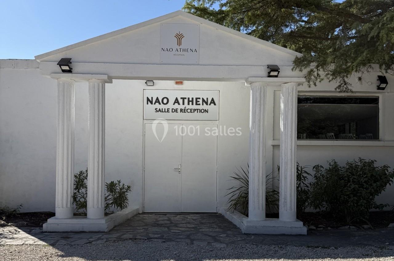 Location salle Roquevaire (Bouches-du-Rhône) - Nao Athéna #27 Façade blanche d'un bâtiment avec colonnes, portant l'inscription ’Nao Athena Salle de Réception’.