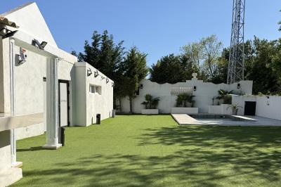 Miniature Location salle Roquevaire (Bouches-du-Rhône) - Nao Athéna #32 Table dressée avec vaisselle et fleurs bleues près d'une piscine entourée de dalles claires et de végétation.