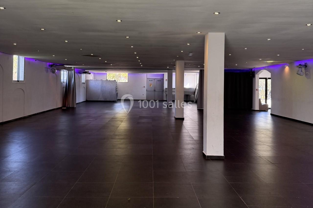 Location salle Roquevaire (Bouches-du-Rhône) - Nao Athéna #33 Salle spacieuse avec sol en carrelage sombre, murs blancs, éclairage au plafond et lumières violettes en périphérie.