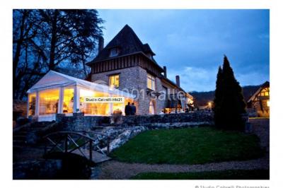 Miniature Location salle Rosay (Yvelines) - Manoir des Foulons #3 Salle décorée avec des ballons blancs et dorés, rangées de chaises rouges alignées sur un tapis rouge.