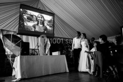 Miniature Location salle Rosay (Yvelines) - Manoir des Foulons #7 Salle décorée avec des ballons blancs et dorés, rangées de chaises rouges alignées sur un tapis rouge.