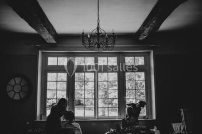 Miniature Location salle Rosay (Yvelines) - Manoir des Foulons #8 Salle décorée avec des ballons blancs et dorés, rangées de chaises rouges alignées sur un tapis rouge.