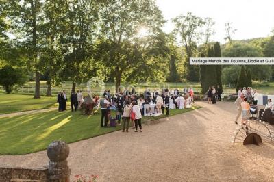 Miniature Location salle Rosay (Yvelines) - Manoir des Foulons #5 Salle décorée avec des ballons blancs et dorés, rangées de chaises rouges alignées sur un tapis rouge.