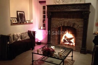 Miniature Location salle Rosay (Yvelines) - Manoir des Foulons #10 Salle décorée avec des ballons blancs et dorés, rangées de chaises rouges alignées sur un tapis rouge.