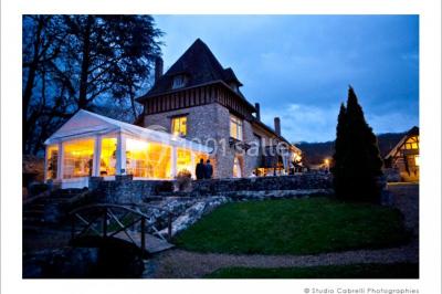 Miniature Location salle Rosay (Yvelines) - Manoir des Foulons #12 Salle décorée avec des ballons blancs et dorés, rangées de chaises rouges alignées sur un tapis rouge.