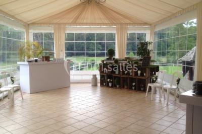 Miniature Location salle Rosay (Yvelines) - Manoir des Foulons #13 Salle décorée avec des ballons blancs et dorés, rangées de chaises rouges alignées sur un tapis rouge.