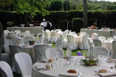 Miniature Location salle Rosay (Yvelines) - Manoir des Foulons #14 Salle décorée avec des ballons blancs et dorés, rangées de chaises rouges alignées sur un tapis rouge.