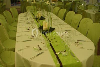Miniature Location salle Rosay (Yvelines) - Manoir des Foulons #16 Salle décorée avec des ballons blancs et dorés, rangées de chaises rouges alignées sur un tapis rouge.