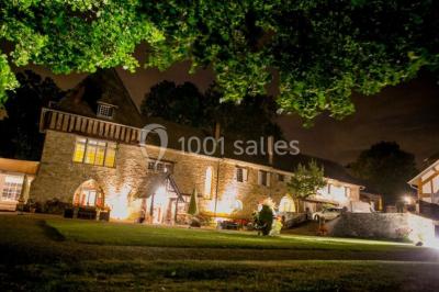 Miniature Location salle Rosay (Yvelines) - Manoir des Foulons #19 Salle décorée avec des ballons blancs et dorés, rangées de chaises rouges alignées sur un tapis rouge.