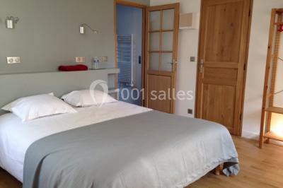 Miniature Location salle Rosay (Yvelines) - Manoir des Foulons #18 Salle décorée avec des ballons blancs et dorés, rangées de chaises rouges alignées sur un tapis rouge.