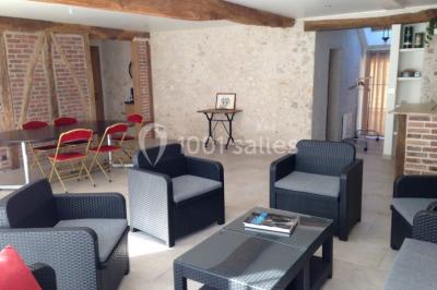 Miniature Location salle Rosay (Yvelines) - Manoir des Foulons #20 Salle décorée avec des ballons blancs et dorés, rangées de chaises rouges alignées sur un tapis rouge.