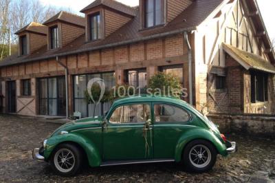 Miniature Location salle Rosay (Yvelines) - Manoir des Foulons #17 Salle décorée avec des ballons blancs et dorés, rangées de chaises rouges alignées sur un tapis rouge.