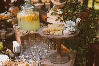 Miniature Traiteur Garancières (Yvelines) - Fb Traiteur #2 Verres de champagne alignés devant un seau à glace rempli de bouteilles, avec desserts et peluches en arrière-plan.