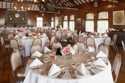 Miniature Traiteur Garancières (Yvelines) - Fb Traiteur #3 Verres de champagne alignés devant un seau à glace rempli de bouteilles, avec desserts et peluches en arrière-plan.