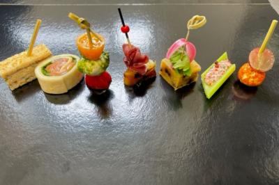 Miniature Traiteur Garancières (Yvelines) - Fb Traiteur #8 Verres de champagne alignés devant un seau à glace rempli de bouteilles, avec desserts et peluches en arrière-plan.