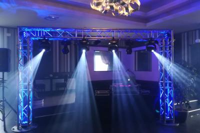 Miniature DJ Linselles (Nord) - AB Evènementiel #2 Jeu de lumières colorées projetées depuis une installation de DJ avec une table et des structures lumineuses.