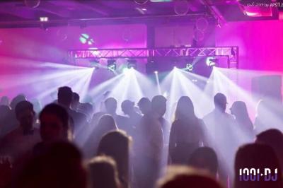 Miniature DJ Linselles (Nord) - AB Evènementiel #4 Jeu de lumières colorées projetées depuis une installation de DJ avec une table et des structures lumineuses.