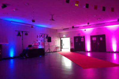 Miniature DJ Linselles (Nord) - AB Evènementiel #5 Jeu de lumières colorées projetées depuis une installation de DJ avec une table et des structures lumineuses.