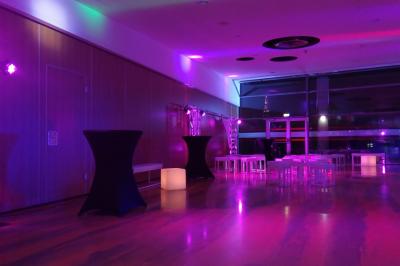 Miniature DJ Linselles (Nord) - AB Evènementiel #6 Jeu de lumières colorées projetées depuis une installation de DJ avec une table et des structures lumineuses.