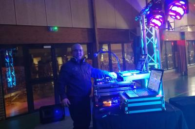 Miniature DJ Linselles (Nord) - AB Evènementiel #7 Jeu de lumières colorées projetées depuis une installation de DJ avec une table et des structures lumineuses.