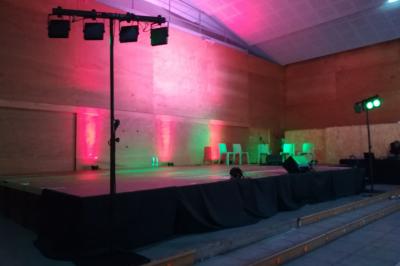 Miniature DJ Linselles (Nord) - AB Evènementiel #8 Jeu de lumières colorées projetées depuis une installation de DJ avec une table et des structures lumineuses.