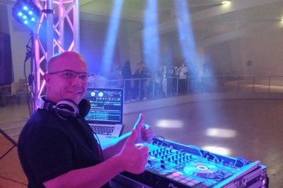 Miniature DJ Linselles (Nord) - AB Evènementiel #7 Deux hommes dansent ensemble sur une piste éclairée par des lumières colorées dans une ambiance festive.