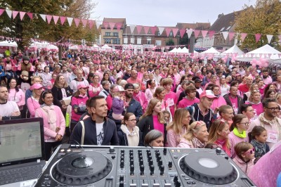 Miniature DJ Linselles (Nord) - AB Evènementiel #11 Deux hommes dansent ensemble sur une piste éclairée par des lumières colorées dans une ambiance festive.