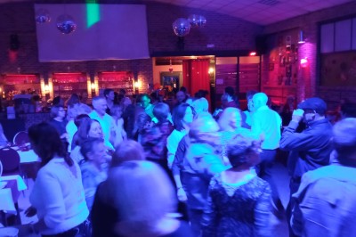 Miniature DJ Linselles (Nord) - AB Evènementiel #17 Deux hommes dansent ensemble sur une piste éclairée par des lumières colorées dans une ambiance festive.