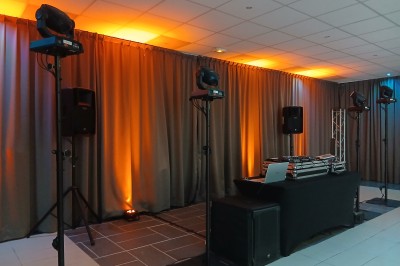 Miniature DJ Linselles (Nord) - AB Evènementiel #20 Deux hommes dansent ensemble sur une piste éclairée par des lumières colorées dans une ambiance festive.