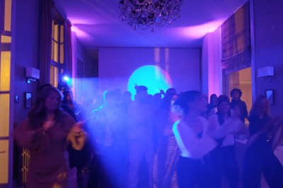 Miniature DJ Linselles (Nord) - AB Evènementiel #24 Deux hommes dansent ensemble sur une piste éclairée par des lumières colorées dans une ambiance festive.