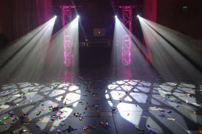 Miniature DJ Linselles (Nord) - AB Evènementiel #2 Mur en briques éclairé par des lumières rouges et vertes avec des enceintes noires sur pieds alignées.