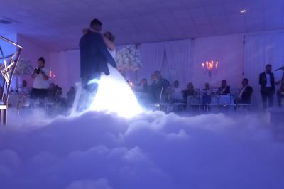 Miniature DJ Linselles (Nord) - AB Evènementiel #8 Mur en briques éclairé par des lumières rouges et vertes avec des enceintes noires sur pieds alignées.