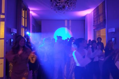 Miniature DJ Linselles (Nord) - AB Evènementiel #11 Mur en briques éclairé par des lumières rouges et vertes avec des enceintes noires sur pieds alignées.