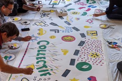 Personnes créant un collage avec des découpages de magazines, des bâtons de colle et une table en bois.