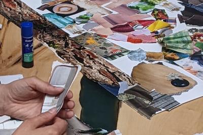 Personnes créant un collage avec des découpages de magazines, des bâtons de colle et une table en bois.