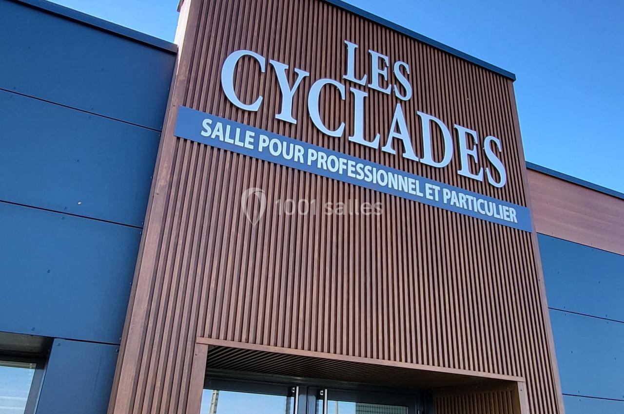Façade d'un bâtiment moderne avec une enseigne indiquant ’Les Cyclades, salle pour professionnels et particuliers’.