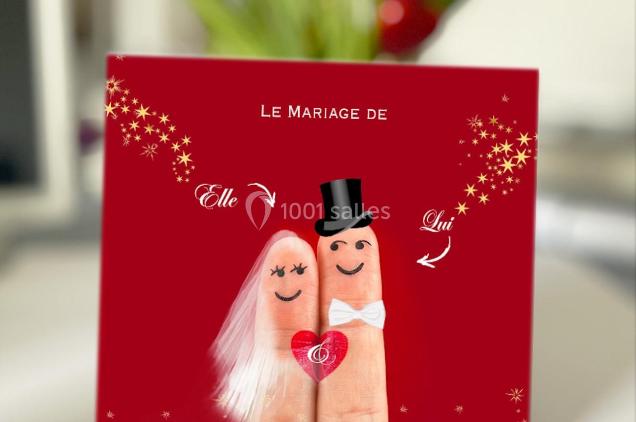 Deux doigts déguisés en mariés avec un voile et un chapeau, tenant un cœur rouge, sur fond rouge décoré d'étoiles.