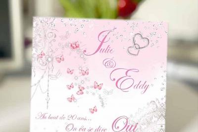 Cartes d'invitation de mariage avec un design de costume noir, cravate rouge et détails festifs.