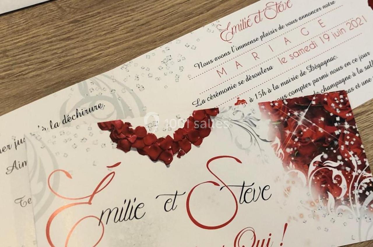 Carte d'invitation de mariage avec des motifs de cœurs rouges et texte annonçant l'union d'Émilie et Steve.