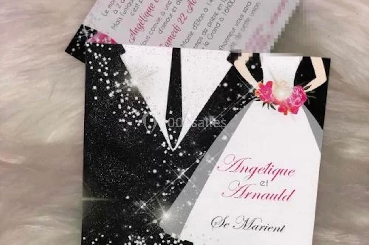 Faire-part de mariage avec illustration d'un costume et d'une robe de mariée, accompagné de textes personnalisés.