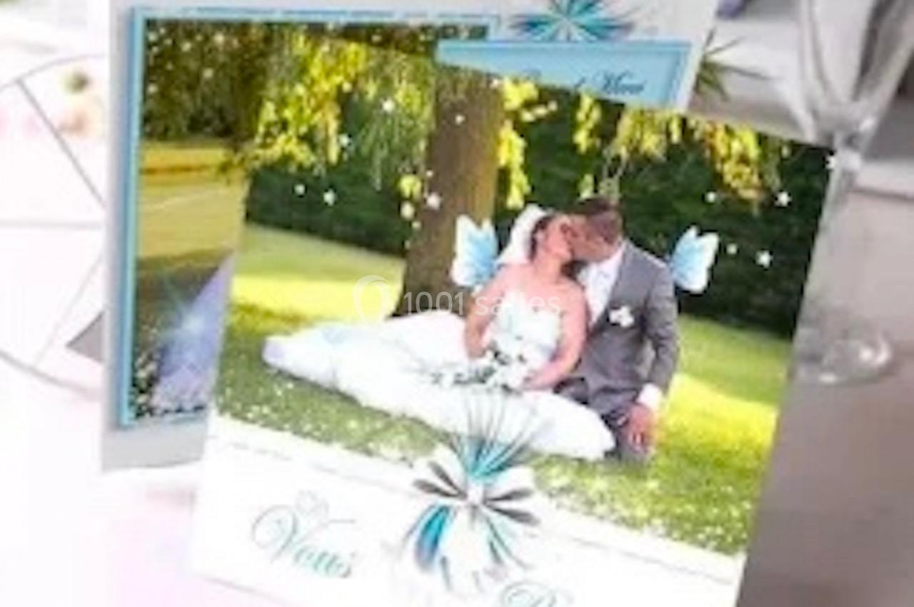 Carte de remerciement de mariage illustrée avec une photo d'un couple assis sous un arbre dans un décor estival.