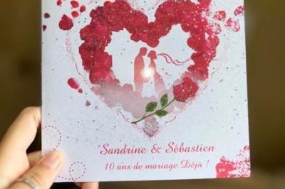Cartes d'invitation de mariage avec un design de costume noir, cravate rouge et détails festifs.