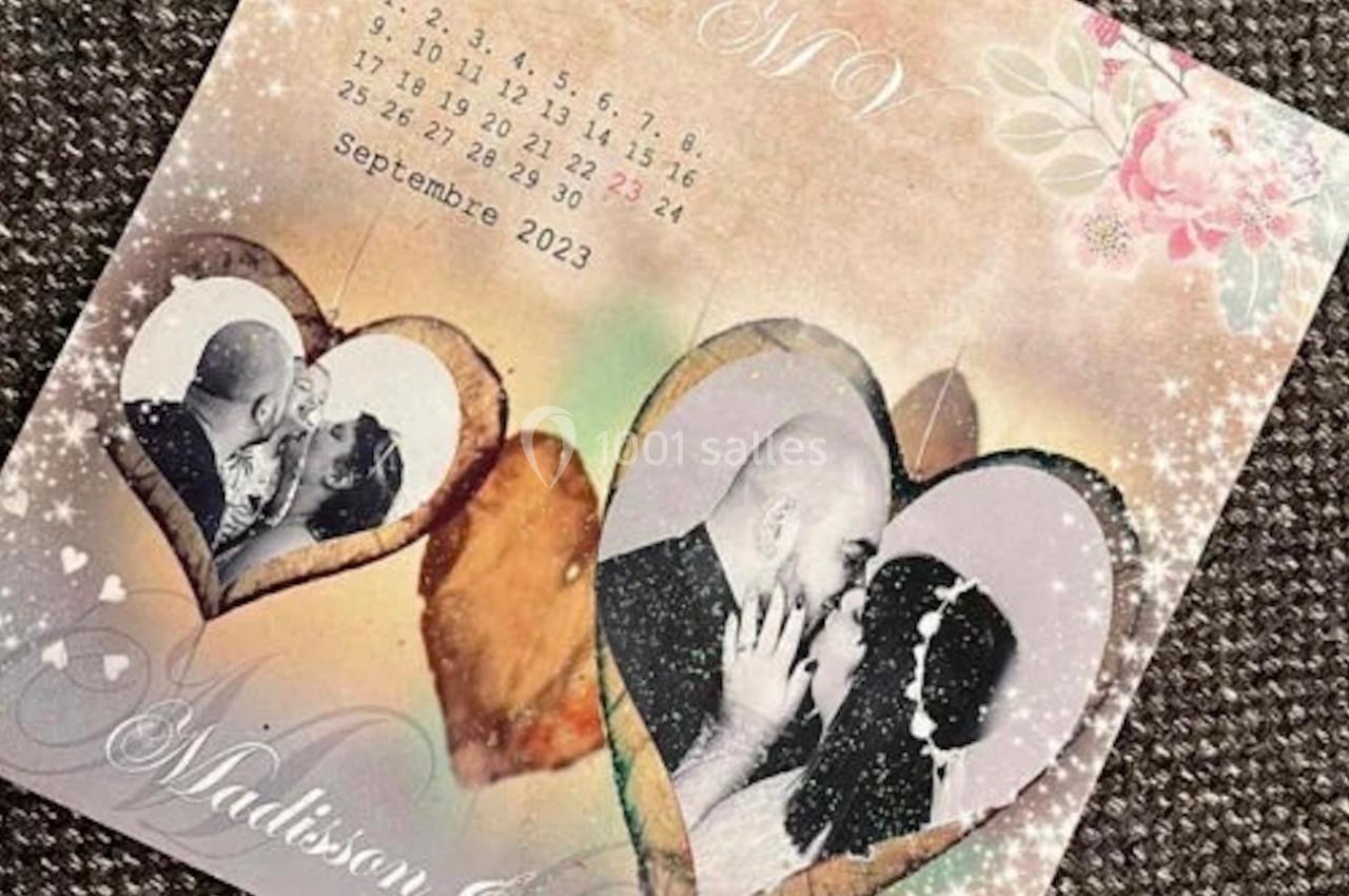 Carte personnalisée avec un calendrier de septembre 2023, décor floral et photos d'un couple dans des cœurs.