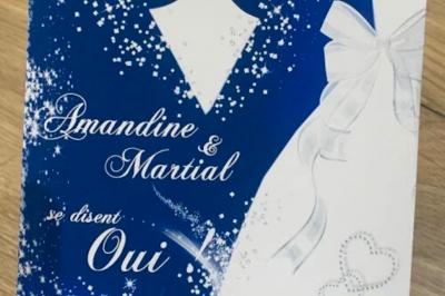 Cartes d'invitation de mariage avec un design de costume noir, cravate rouge et détails festifs.