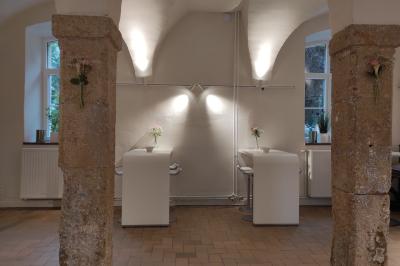 Miniature Location salle Habay (Luxembourg) - Château du Pont d'Oye #5 Façade d'une maison en pierre avec porte beige, fenêtres blanches et environnement boisé en arrière-plan.