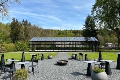Miniature Location salle Habay (Luxembourg) - Château du Pont d'Oye #2 Façade d'une maison en pierre avec porte beige, fenêtres blanches et environnement boisé en arrière-plan.